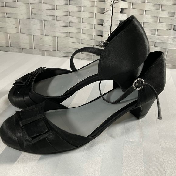 👣 5/$25 - Black Kitten Heel Dress Shoe w/ Bow Detail - Picture 2 of 2